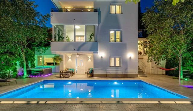 New! Villa Zara with 34 sqm heated Pool, Jacuzzi, Billiard, Table tennis, 8pax
