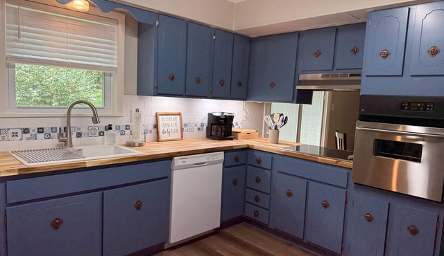 NEW Violet's Dream. A Soft Place To Land. Charming, quiet 3-bed Sherwood home.