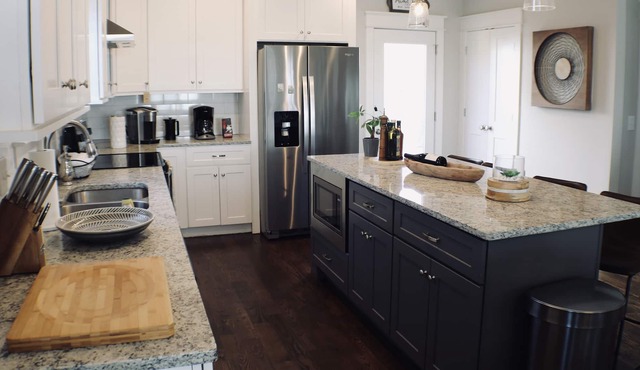 New VRBO ♫ 3 Miles to Downtown ♫ Walk to Coffee & Food