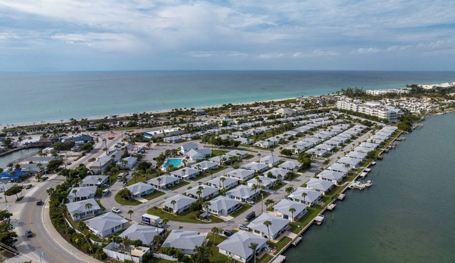 NEW VRBO! BEACH PARADISE! 2BDS/2BTH,Community Pool, WALKING DISTANCE TO BEACH!
