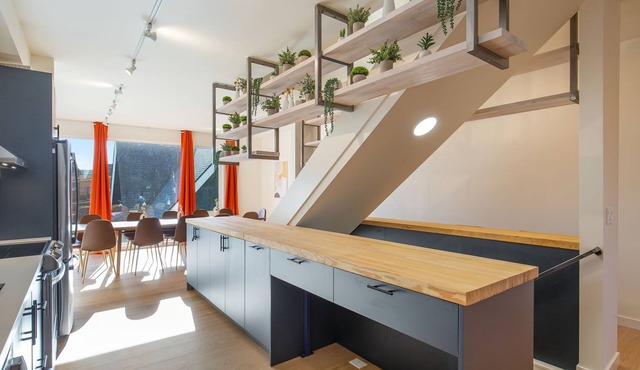 *New* Walk to CapHill 4B4B w/EV 6 Beds Sleeps 12