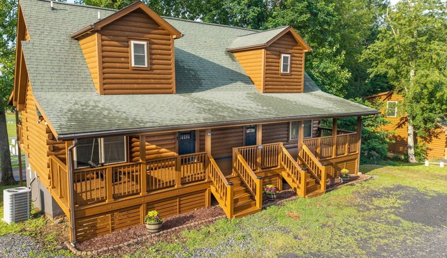 New! Walk to Downtown | Mountain Views | Sleeps 13