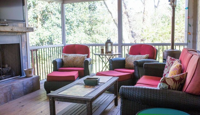 New! Walk to Square ~ Hideaway in the Heart of Town ~ Sleeps 4 ~ Spring Savings
