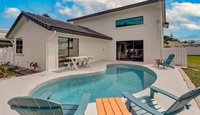 NEW! Walk to the Beach Juno Beauty w/ Pool & Bikes