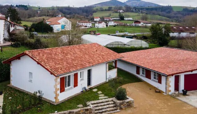 NEW-walk to town-climatisé-terrasse-pets-parking-calm