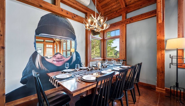NEW! - Walk to Village!👍 Stunning timber chalet!👌 Hot-Tub, Bonfire🔥& more!