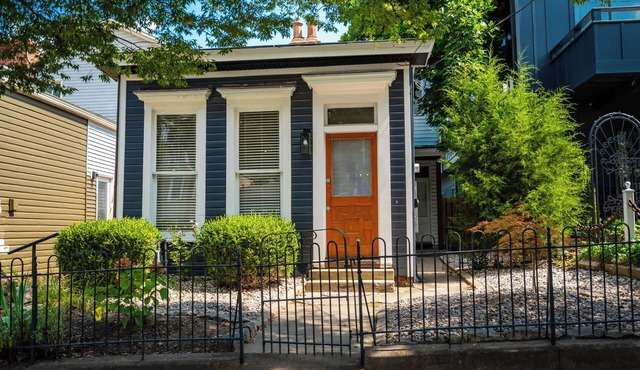 New! Walkable on Restaurant row! 3bd1.5ba -Hot Tub