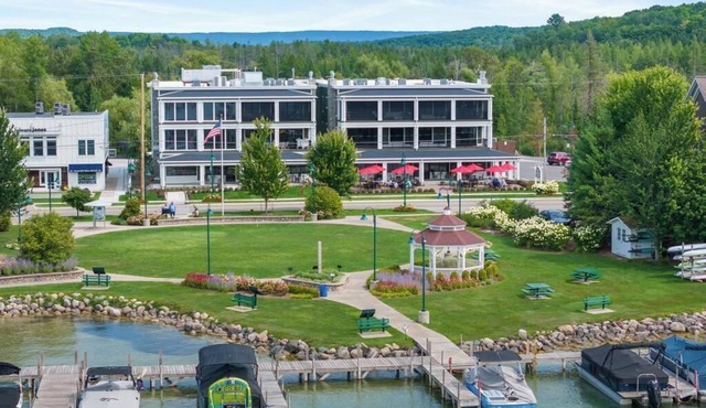 *NEW* Walloon Water View Condo! 7 night minimum