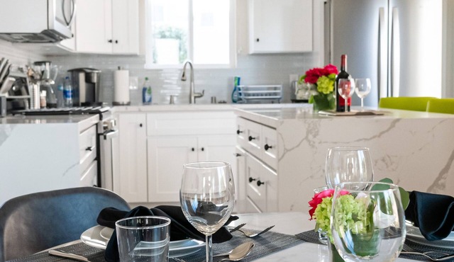 NEW WATER VIEW FAMILY VILLA AC DECK HOTTUB FIREPIT BBQ BACKYARD ONSITE PARKING!