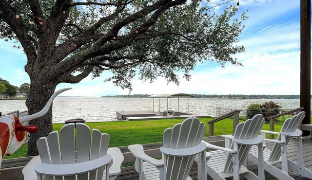 NEW Waterfront | 5BR | Balcony Views | Swim & Fish | Ping Pong & Games | Lake Conroe