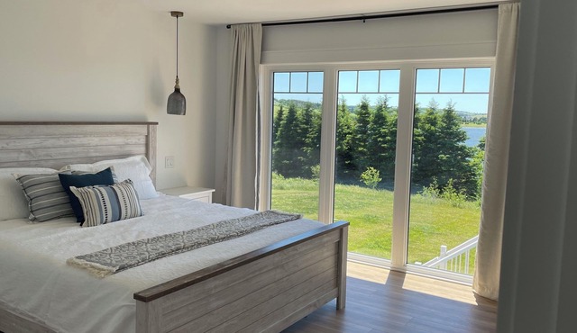 NEW waterfront cottage, gorgeous views of the Sou'West River, minutes to beaches