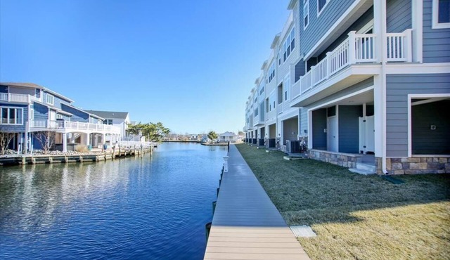 New Waterfront Fenwick Home/Shared Pool/Water Access/Walk to beach/restaurants