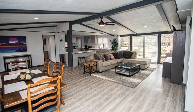 New! Waterfront Getaway on Cedar Creek Lake! Pet Friendly, with Boat House and Sand Volleyball