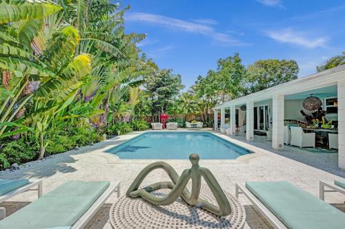 New! Waterfront Heated Pool, Fishing Pier, Designer Touches, 2mi to Beach