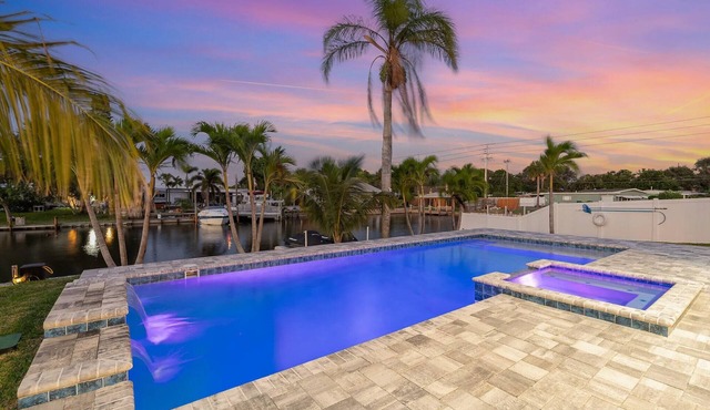 New! Waterfront home with a beautiful pool and jacuzzi