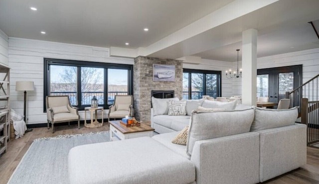 New Waterfront Log Home on the Trentnn