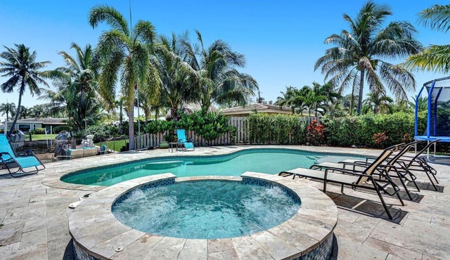 NEW Waterfront Oasis - Pool – Jacuzzi - 10 Min to Beach!