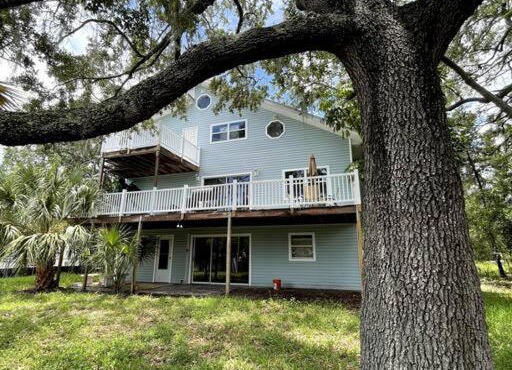 NEW Waterfront Retreat/centrally loc/wifi/parking