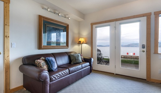 New! Waterfront Studio near Glacier!