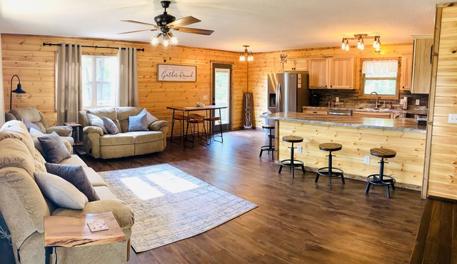 New~ Welcome to King's Ridge! Located near Yellville & Buffalo National River. 🚣‍♂️
