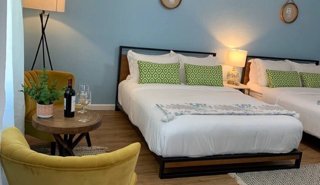 * New! Well Appointed 2 Queen Beds Cottage + Yard