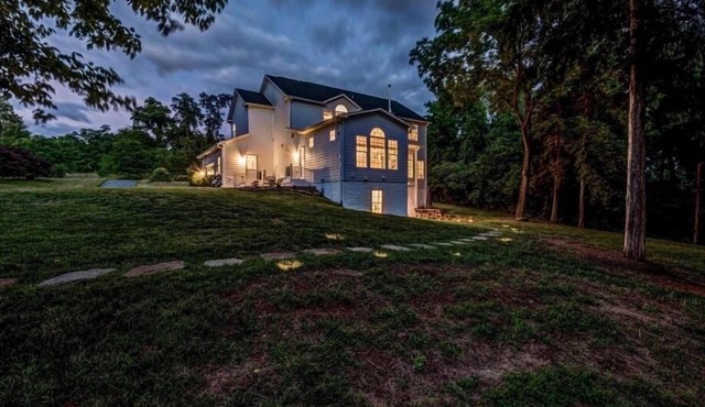 New Wine Horse Country 10 Acre Lux Retreat amid historic sites. Stunning Views!