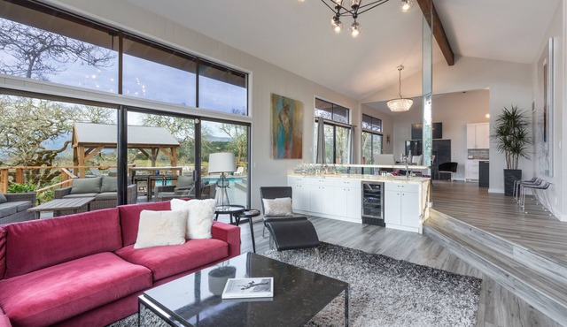 New Winter Rates! nLarge Home & Gorgeous Vineyard Views & Private Pool & Hot Tub