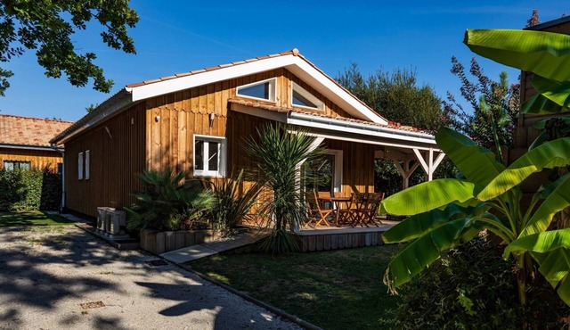 NEW WOOD HOUSE FOR 8/10 PERSONS WITH COMMUNAL POOL