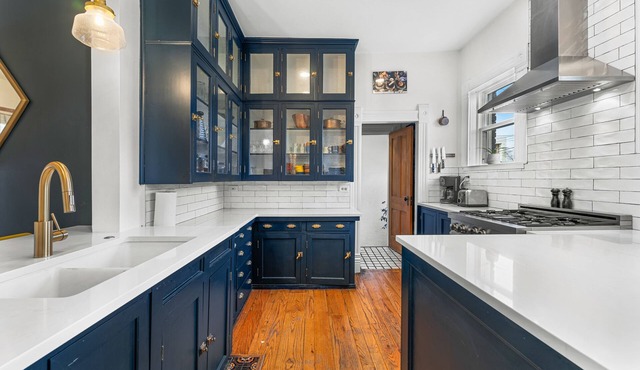 New year discount! Beautiful Victorian in prime location. Grill & fire pit!
