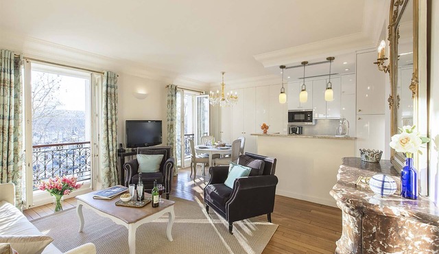 New Year Sale - Romantic 2 Bed with Peekaboo Eiffel View in Foodie Heaven