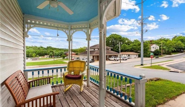 (NEW YEAR SPECIAL Avail Jan 1-5) Victorian with Yards near University