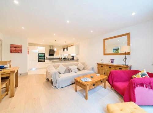 New Years Stylish Weybridge Base with Parking - Pass the Keys