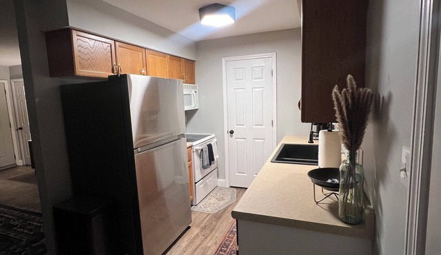 New York at Night: 3-bedroom house & 2 car garage