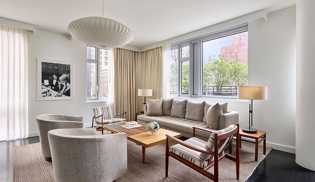 New York City Getaway! Pets Allowed! Minutes To The Rockefeller Center!