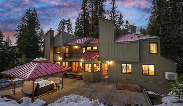 New! Yosemite Spirit- INSIDE Yosemite w hot tub/arcade/EV/sleeps 14