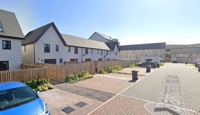 Newbuild - 3 bedrooms, 2 baths,5 mins from airportnn