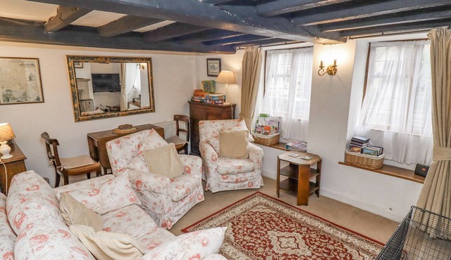 NEWBURY COTTAGE, pet friendly, with open fire in Bourton-On-The-Water