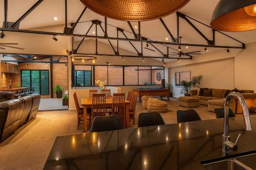 Newcastle CBD Penthouse, Spa & Entertainment