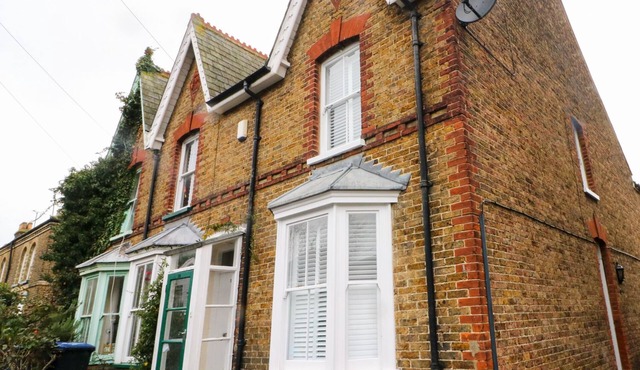 NEWDEN COTTAGE, pet friendly, character holiday cottage in Whitstable