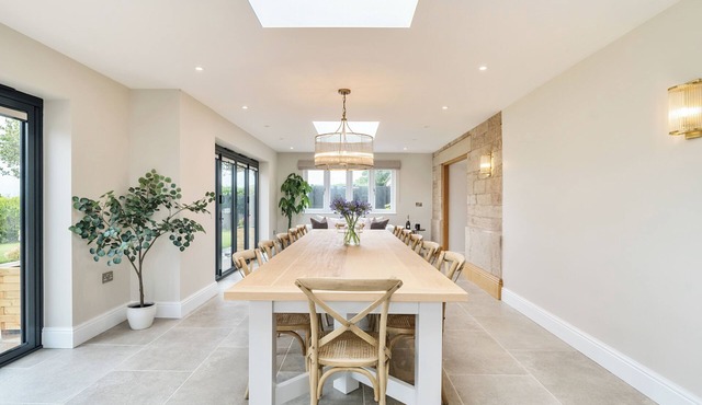 Newely Renovated Stunning Farmhouse with Hot Tub