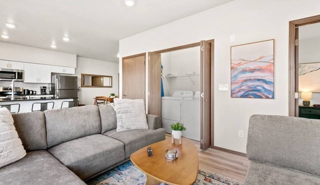 Newer 2 Bd 2 Bth Near Downtown and Perry District!