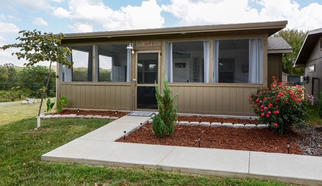 Newer 2 Bedroom 1 Bathroom House - Sleeps 5 Queen bed , triple bunk bed