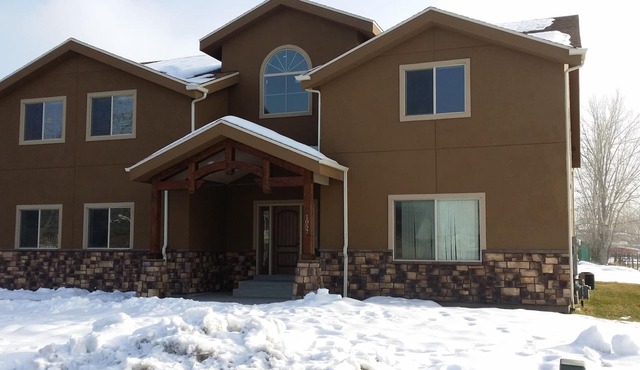 Newer 2000 plus sq ft Apartment Bring your Pets and Toys