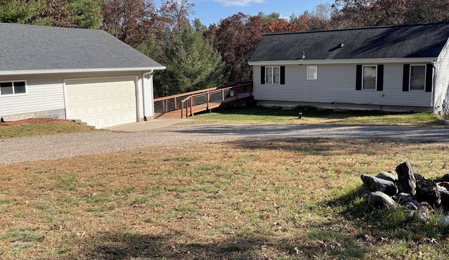 Newer 4 bdrm lake home 5 minutes from everything Danbury