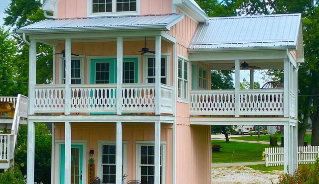 Newer Buckeye Lake waterfront chalet