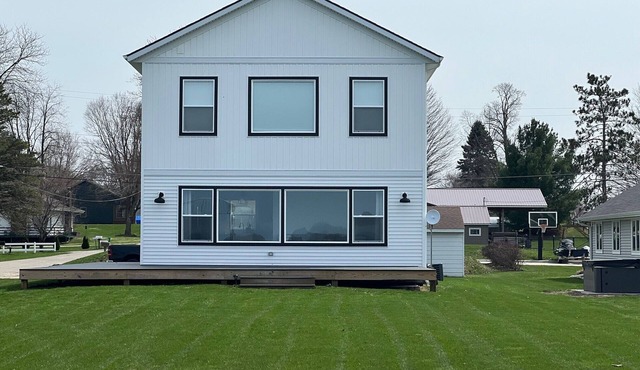 Newer build 3-bedroom cottage on peaceful Fremont Lake with AC, WiFi