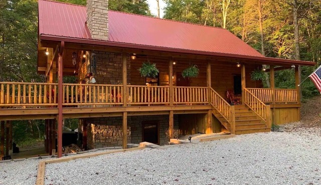 NEWER cabin, 5 BR, 2 fireplaces, hot tub, privacy