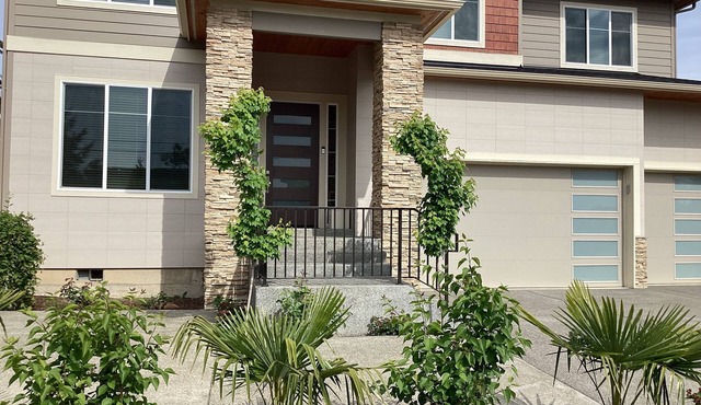 Newer comfy Renton house with gym and theater