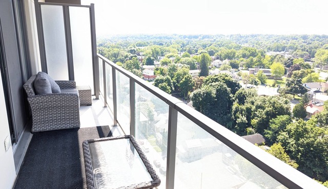 Newer Condo beside Hamilton Theatre and Tapestry Hall, 5-minute walk to downtown