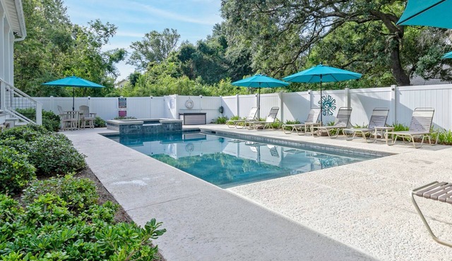 Newer Construction - Short Walk to Beach - Hot Tub/Large Pool - 16' x 32'